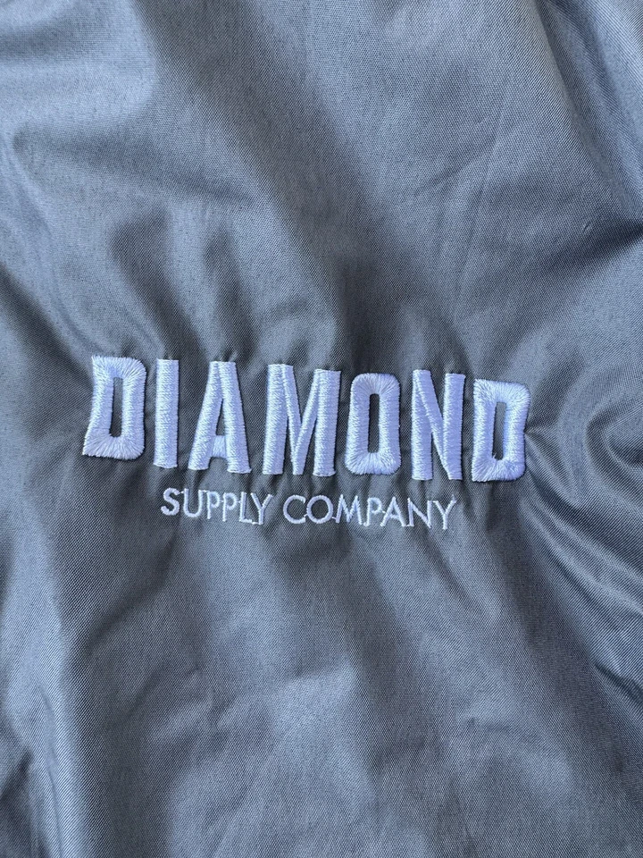 Chaqueta cortavientos Diamond Supply Co. para hombre M gris blanco logotipo poliéster bombardero Foto 2 de 4