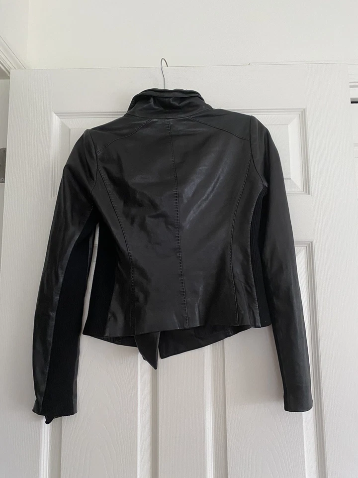 Chaqueta de moto de cuero Vince asimétrica con cremallera talla XS Foto 2 de 3