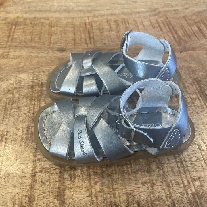 Sandalia Boutique de Cuero Plateado Agua Salada Niño Pequeño 6 Forro Plateado Foto 2 de 4