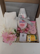 Baby Mädchen Lotion & Lindt Seidenblumen - Geschenkkorb 