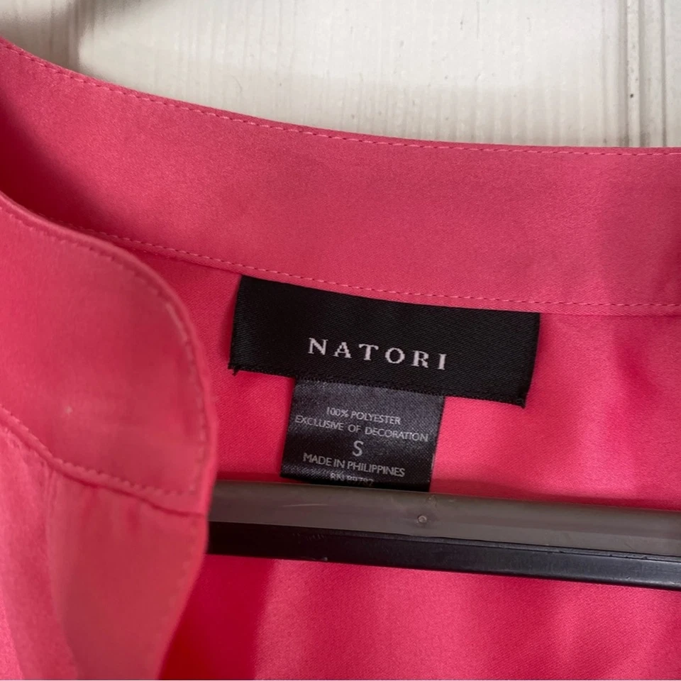 Camisa para dormir NATORI rosa satinado talla pequeña Foto 3 de 4