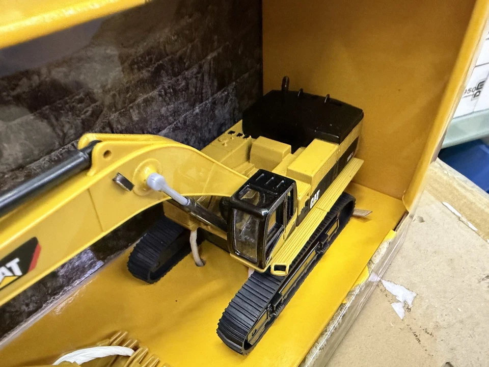 DM 1/64 Scale Cat 385C L Hydraulic Excavator Diecast Model Collection 84651 - Image 4 of 4