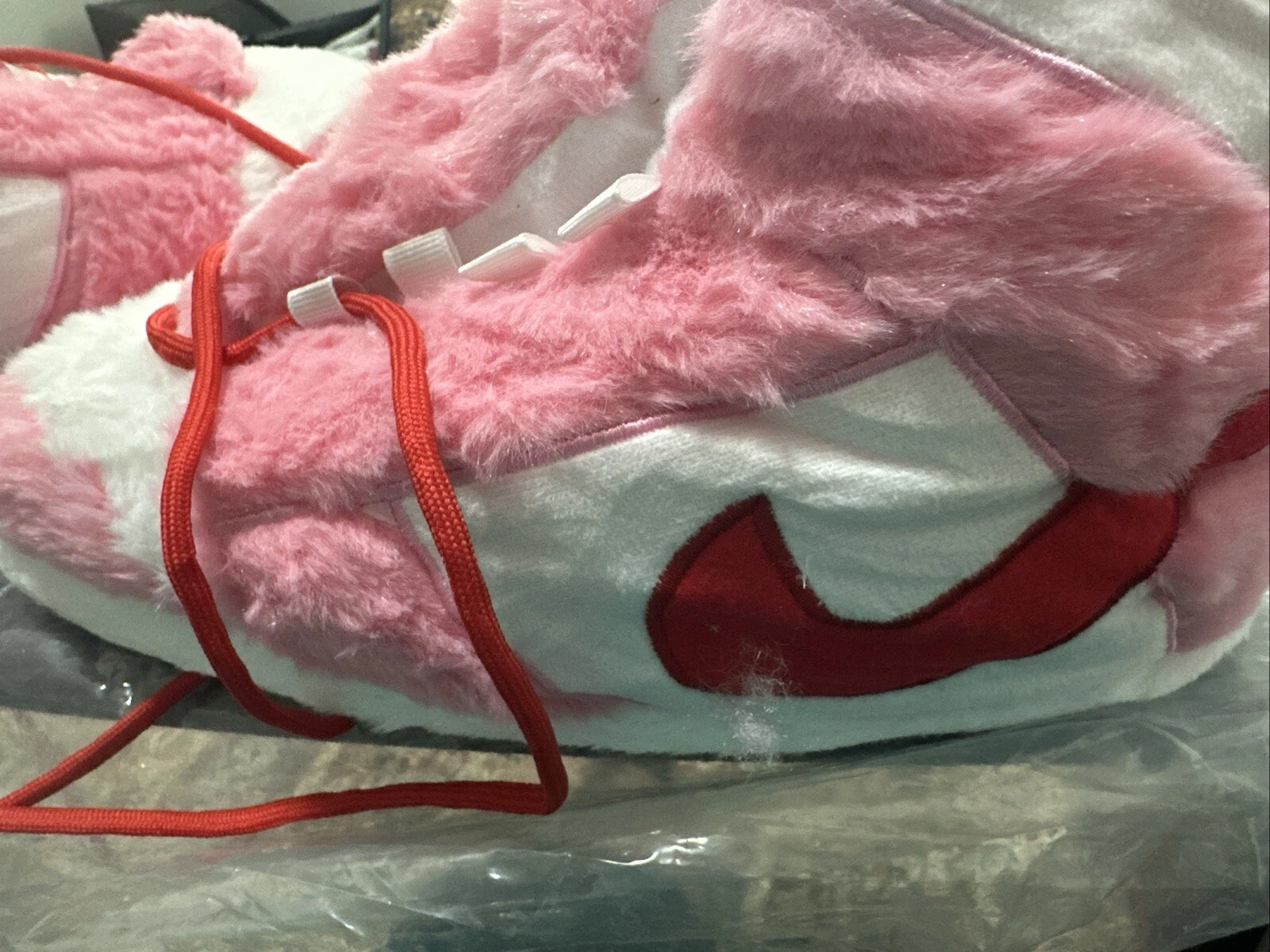 Pantoufles douces en peluche Nike SB Dunk Strangelove neuves avec lacets rouges suprêmes taille unique