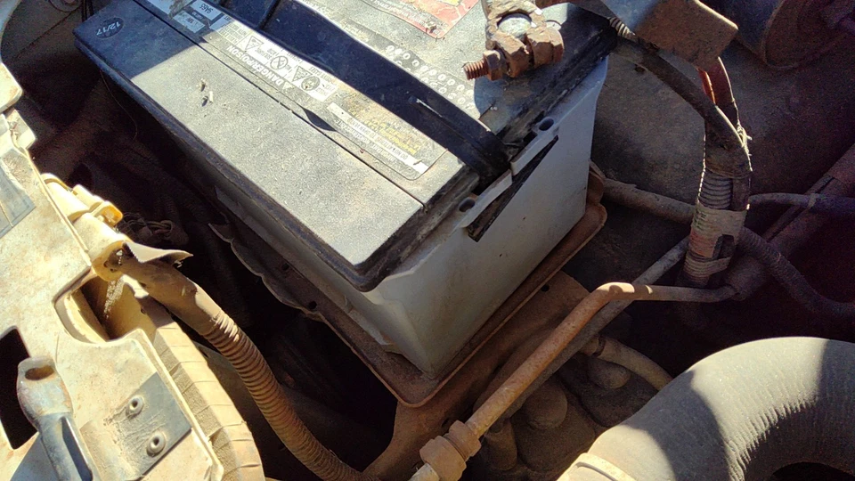 Укомплектованный лоток для крепления аккумулятора 1995 Ford F150 с прижимным креплением оригинальный 5,0 л - Изображение 2 из 3