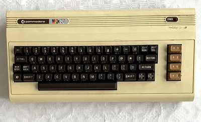 Commodore VC 20 in OVP + 16K RAM Erweiterung + Spiel & Handbuch