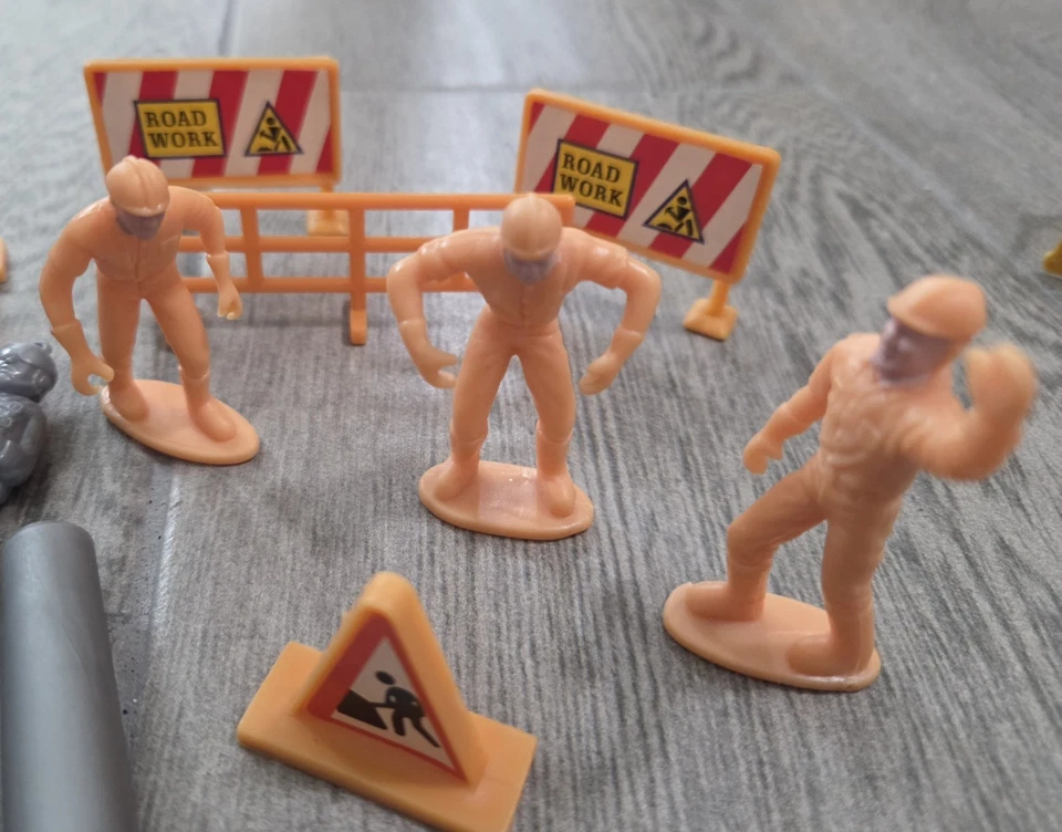 1:32 - 1:36 Scale Construction Play Figures & Signs  - Image 2 of 2