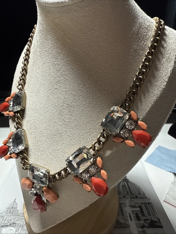 Collar llamativo Lucite tono dorado pavé naranja pedrería firmado por J Crew Foto 3 de 4