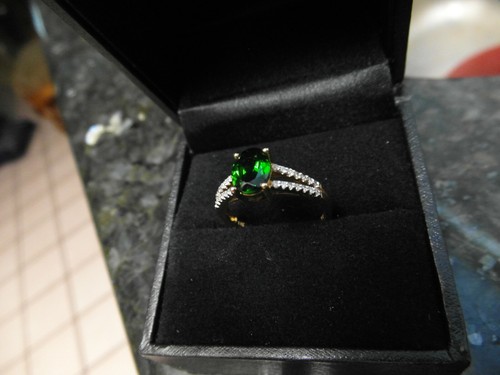 Women's 10K yellow gold, Chrome Diopside & Diamonds ring. - Picture 2 of 3