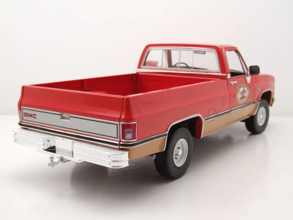 GMC K2500 Sierra Grande Pick Up 1967 Rosso Busted Knuckle Garage 1:18 - Immagine 2 di 4