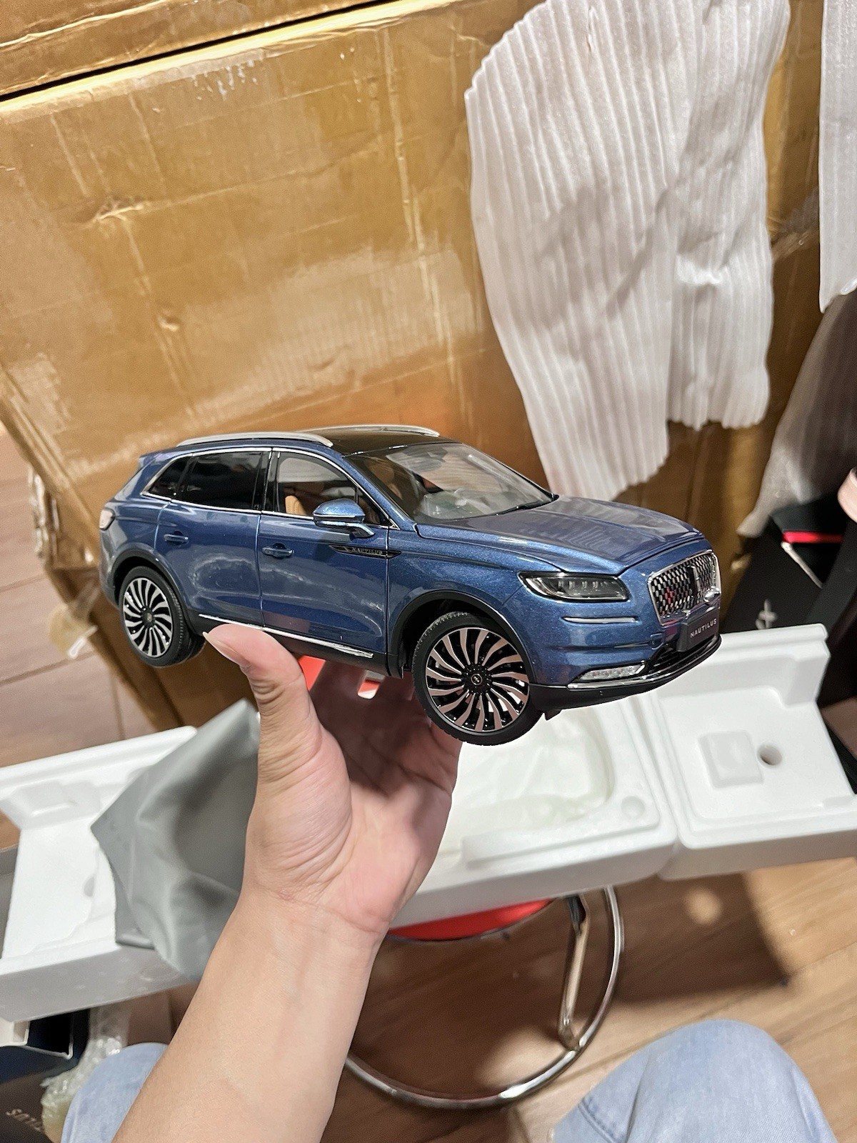 (Flaw) 1:18 Scale 2019~2023 Lincoln Nautilus Blue Diecast Model Car With Base