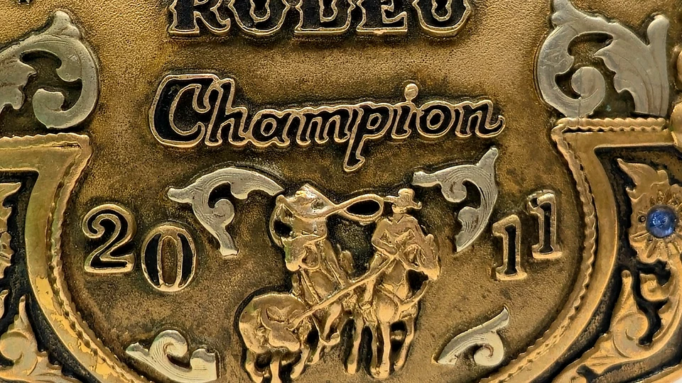 Maynard Snow Up Rodeo Champion 2011 Belt Buckle 2 Stones. Team Roping - Image 2 of 4