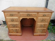ANTIQUE  LEATHER TOP  WALNUT  TWIN PEDESTAL KNEE HOLE WRITING DESK, CIRCA 1900s.