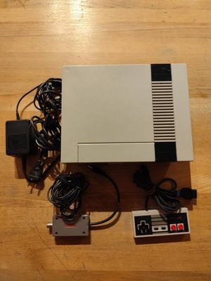 Nes Konsole Nintendo Entertainment System NESE-001 Mit Kabel Und Controler