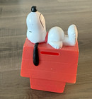 United Feature Syndicate Snoopy Red Doghouse Plastic Coin Bank ©1958/1966 — photo 1