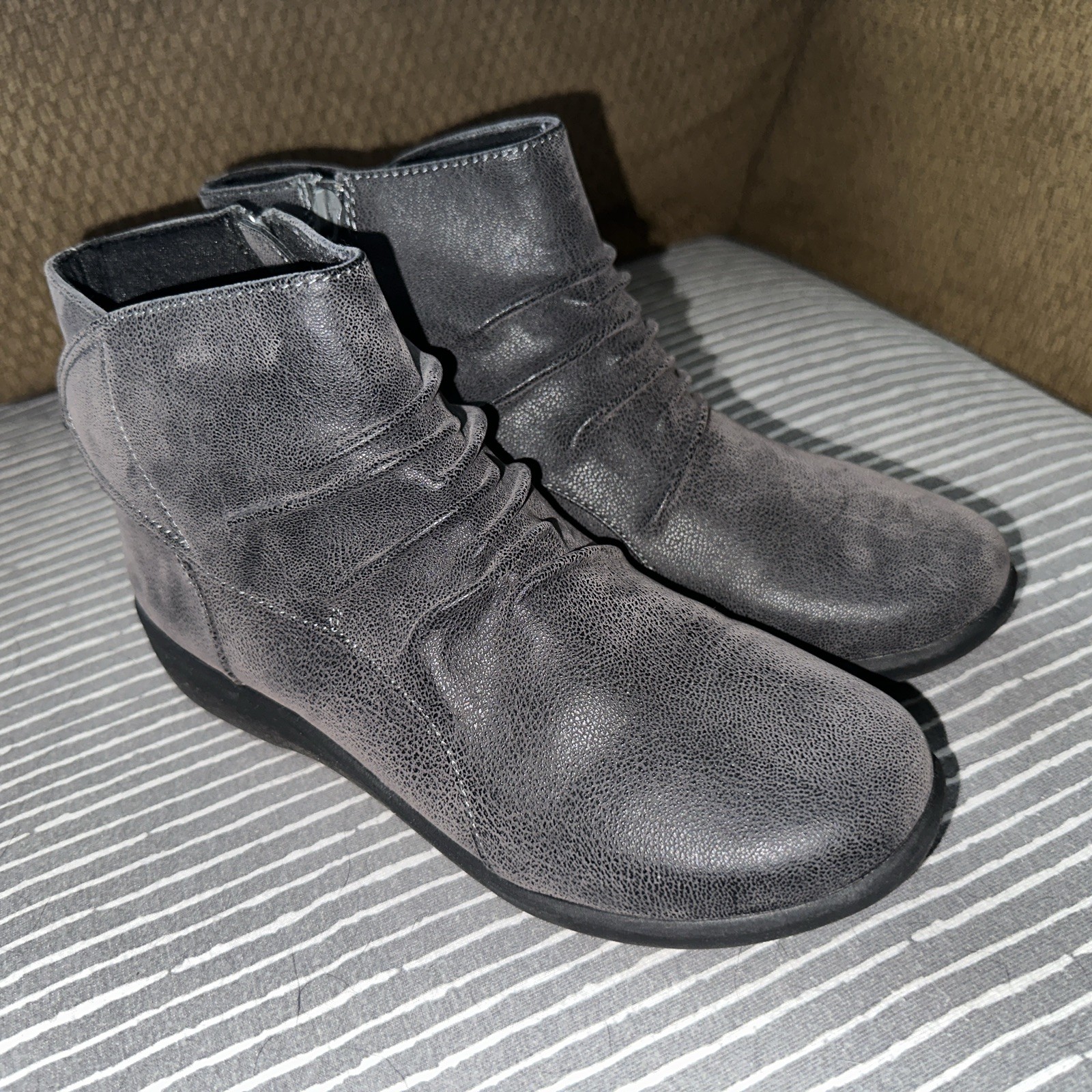 Clarks Cloudsteppers Breeze Range Ankle Booties G… - image 1