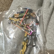 Fortnite Action figures 8 figures 14 Weapons and Lot of building materials