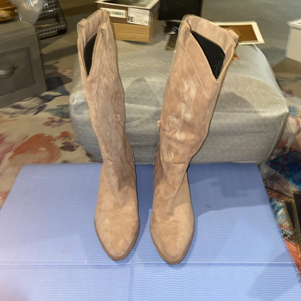 Ladies Light Suede Pink Boots Size 9  — 第 2/4 张图片