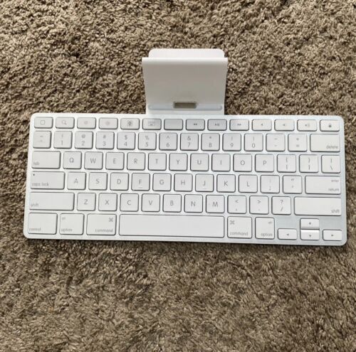 Apple iPad Keyboard Dock A1359 30-Pin 1st, 2nd Generation iPad Accessory EUC  - Picture 1 of 5