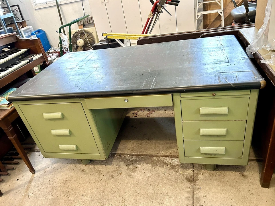 Escritorio cisterna de metal moderno de mediados de siglo con goma y tapa laminada nueva. Mediados de siglo Foto 2 de 4