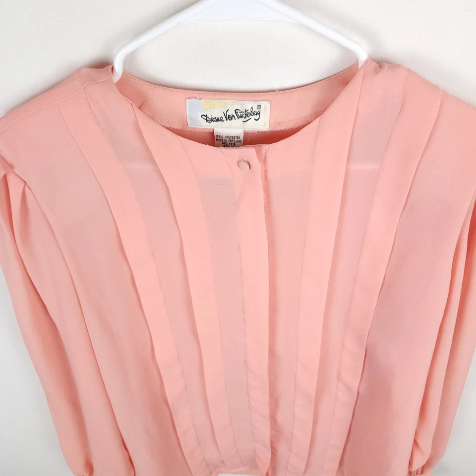 Top Diane Von Furstenberg para mujer 10 almohadillas de hombro rosa transparente volantes abotonados Foto 3 de 4