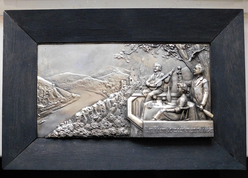 GEORG BOMMER FIGÜRLICHE ZINNRELIEF PLAKETTE IN SCHWARZEM EICHENRAHMEN