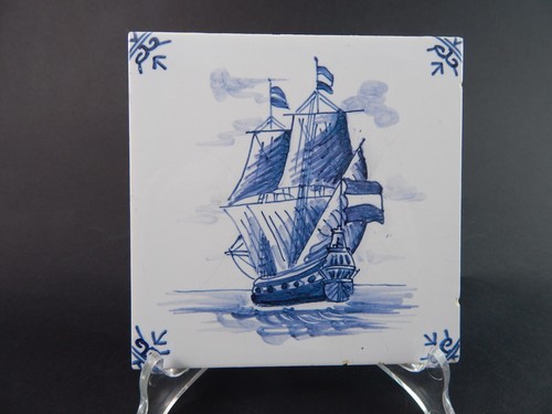 VINTAGE AUTENTICA PIASTRELLA MATTONELLA PORCELLANA DI DELFT BIANCO BLU VELIERO - Picture 2 of 3