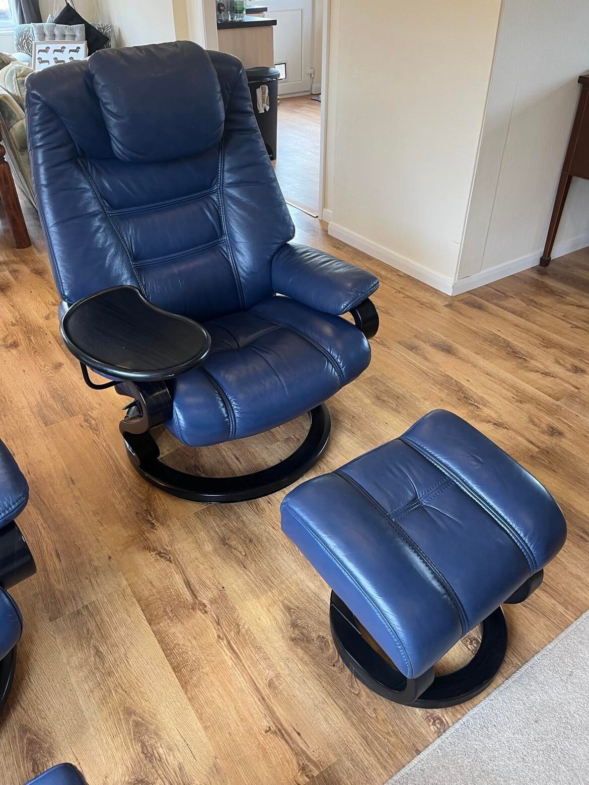 PAIR OF HIMOLLA CORRIB ZEROSTRESS LEATHER SWIVEL RECLINING CHAIR