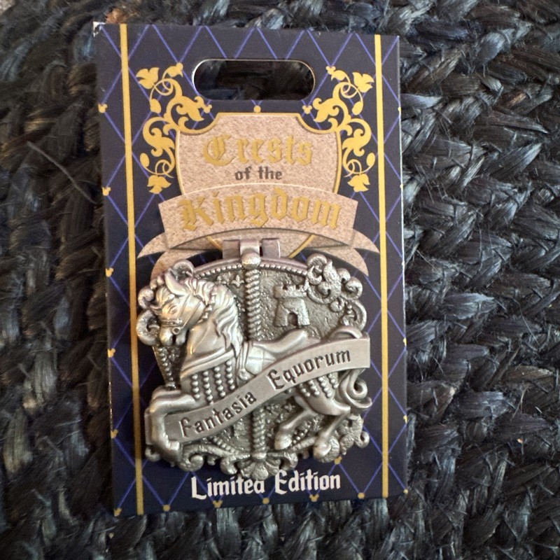 Disneyland Crest Of The Kingdom Fantasia Carousel Limited Edition Pin￼