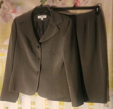 Le Suit Women  s Gray Skirt Suit Sz 10 2-Piece 3-Button Notch Lined