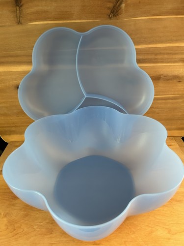 Tupperware 1 1/2 Gallon Light Blue Party Bowl & Lid & 2 Side 16oz Bowls W/ Lids - Picture 3 of 10