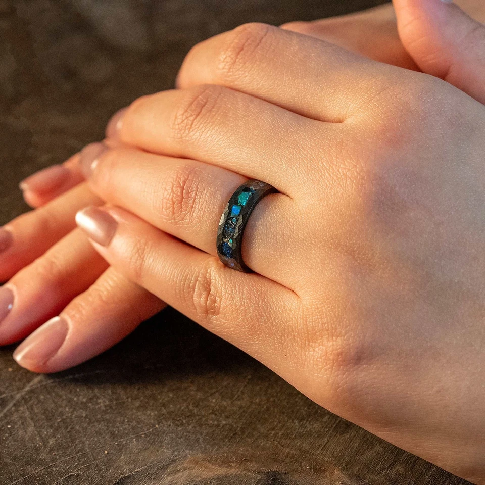 Anillo de boda para mujer de carburo de tungsteno martillado negro meteorito ópalo verde 6 mm Foto 3 de 4