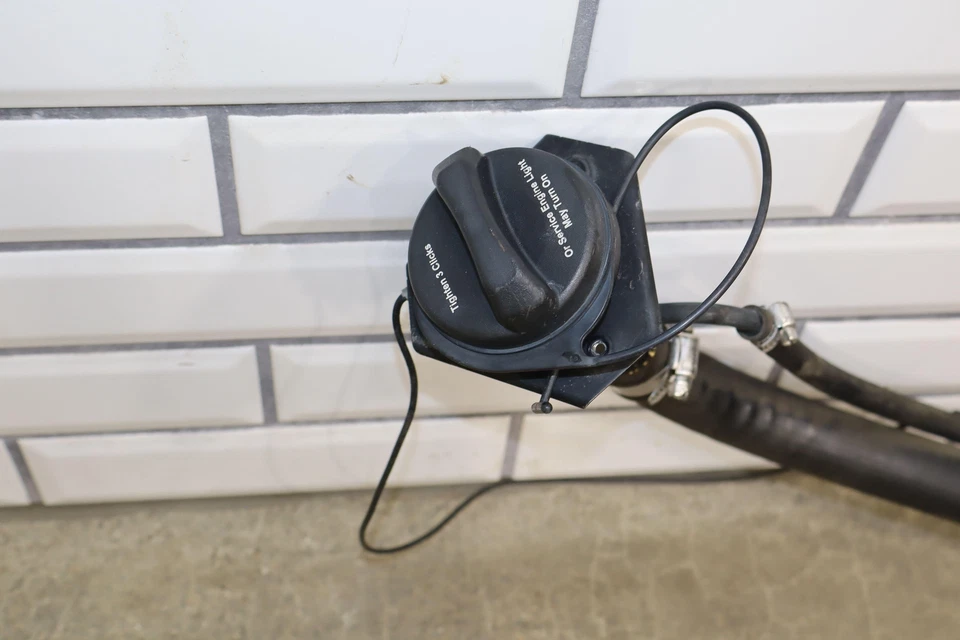 GMC Yukon Denali 2006 OEM cuello de llenado de combustible Foto 2 de 4