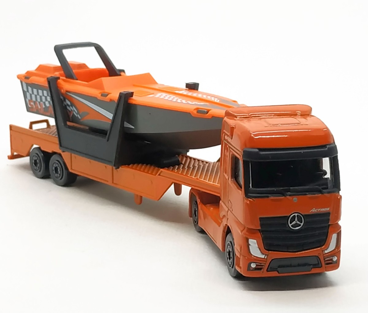 ミニカー Mercedes-BenzActros Majorette Mercedes Benz Actros Orange with Yacht 1/87 (7