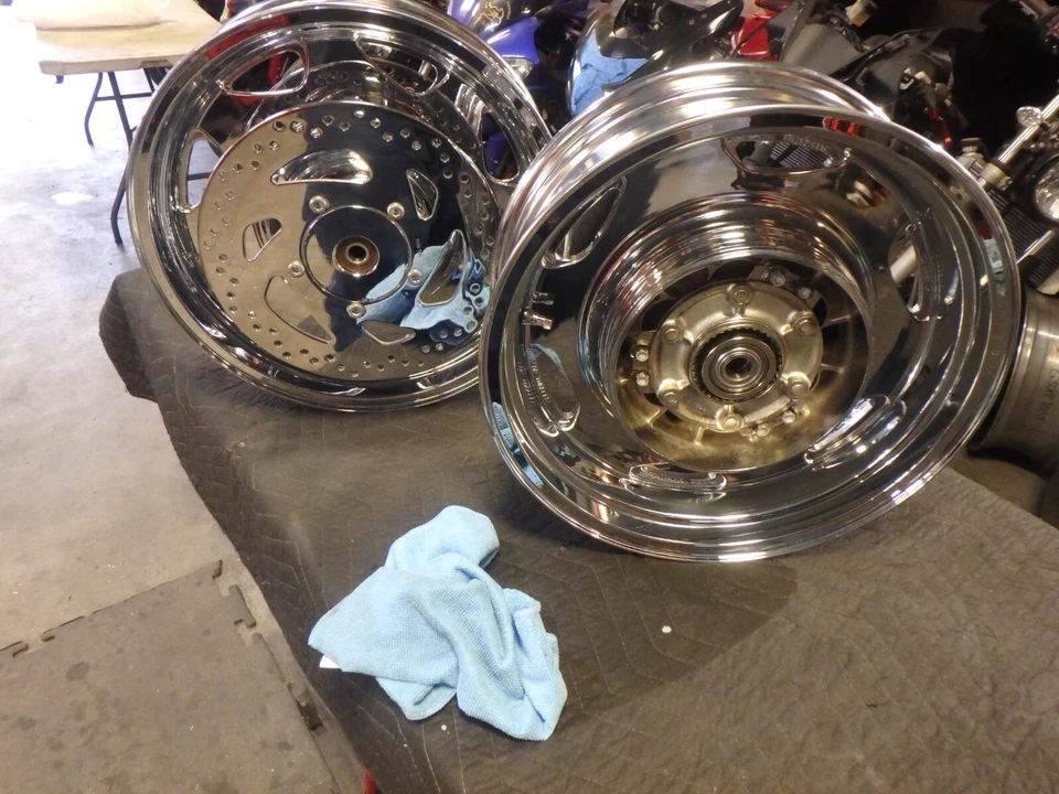 JUEGO DE RUEDAS SUZUKI VL1500 CROMADAS DE FÁBRICA - VENTA DIRECTA Foto 2 de 4