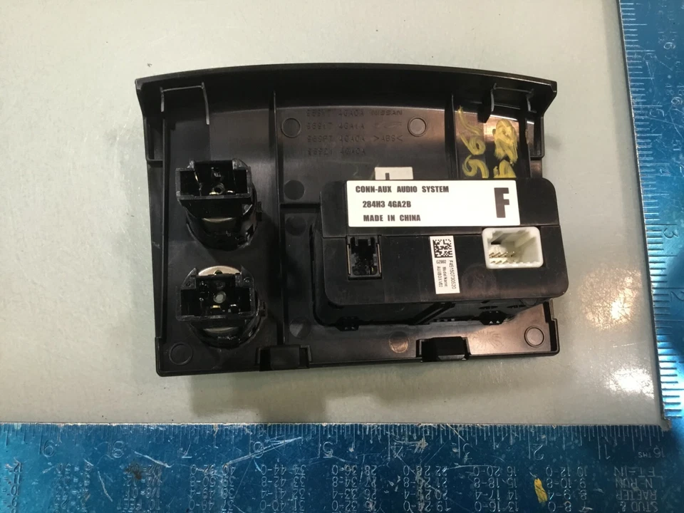 Consola central auxiliar y conector USB Infiniti Q50 14-15 con toma de corriente E Foto 2 de 4