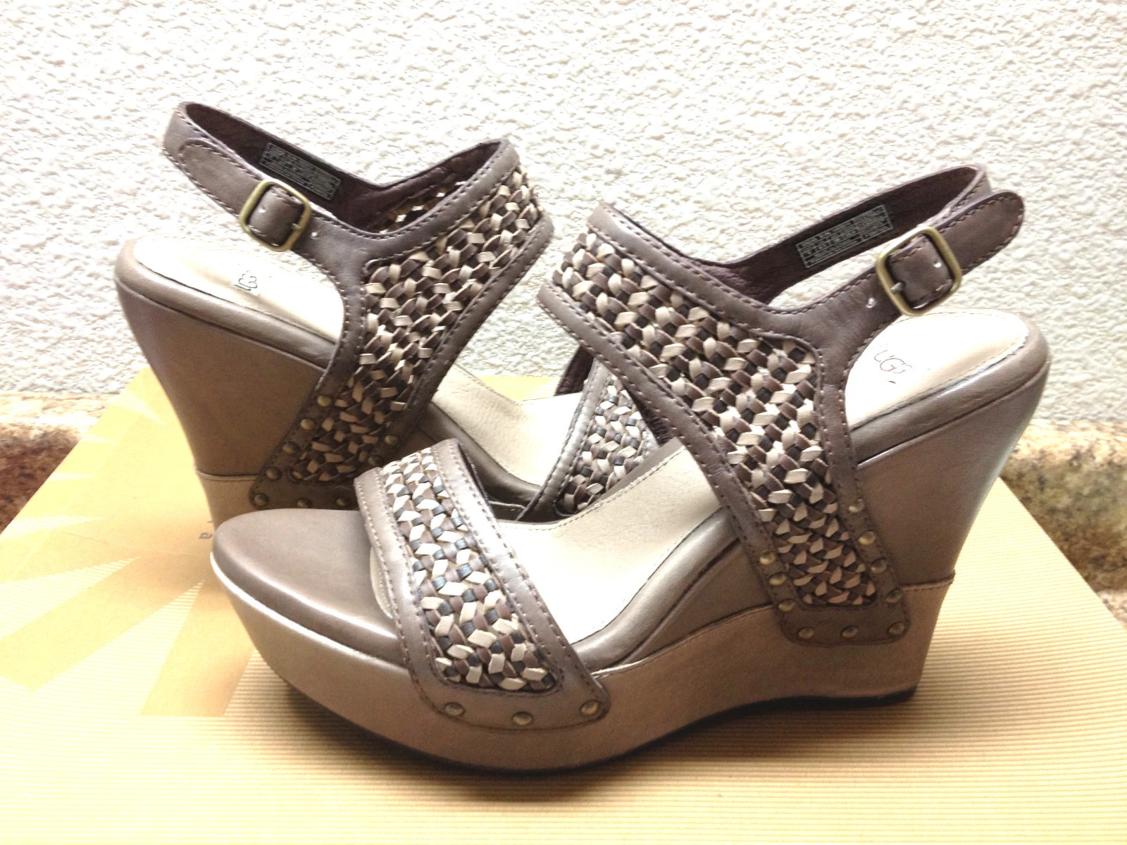 SANDALI CON ZEPPA UGG ASSI CIOCCOLATO taglia US 10 EU 41 UK 8 5 NUOVI CON SCATOLA