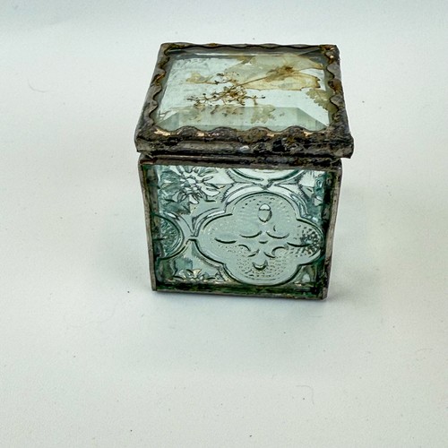 Vintage Etched Glass Trinket Box with Pressed Flower Lid Jewelry Holder - Picture 8 of 11