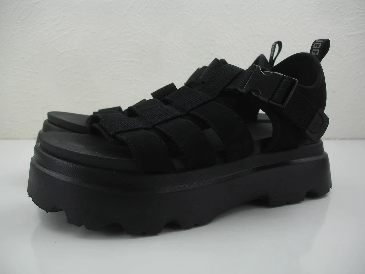 Sandali donna 10 M UGG Cora neri con fibbia e cinturino plateau 1152698 pescatore