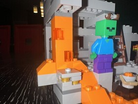 LEGO Minecraft: The Cave (21113) Complete With Instructions And Minifigures