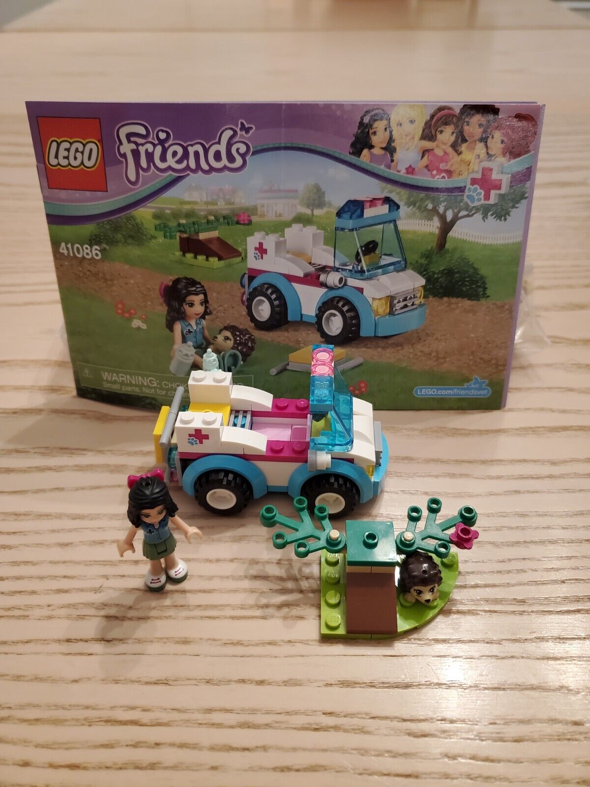 Lego Friends 41086 Emma Vet Ambulance Complete With Book And Minifigures. 