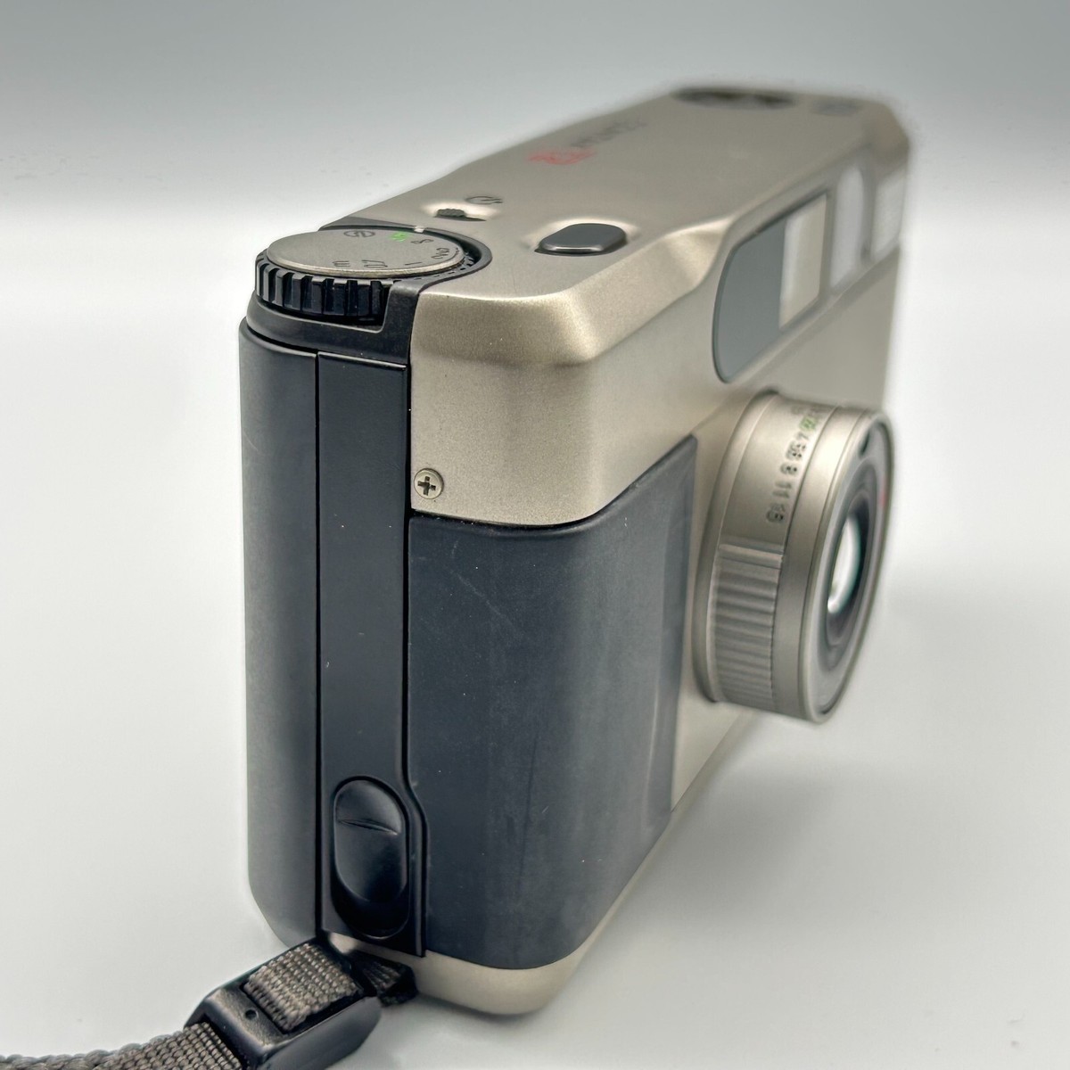 CONTAX T2 コンパクトカメラ Titan Silver Contax T2 Titan Silver Point & Shoot Compact Film Camera