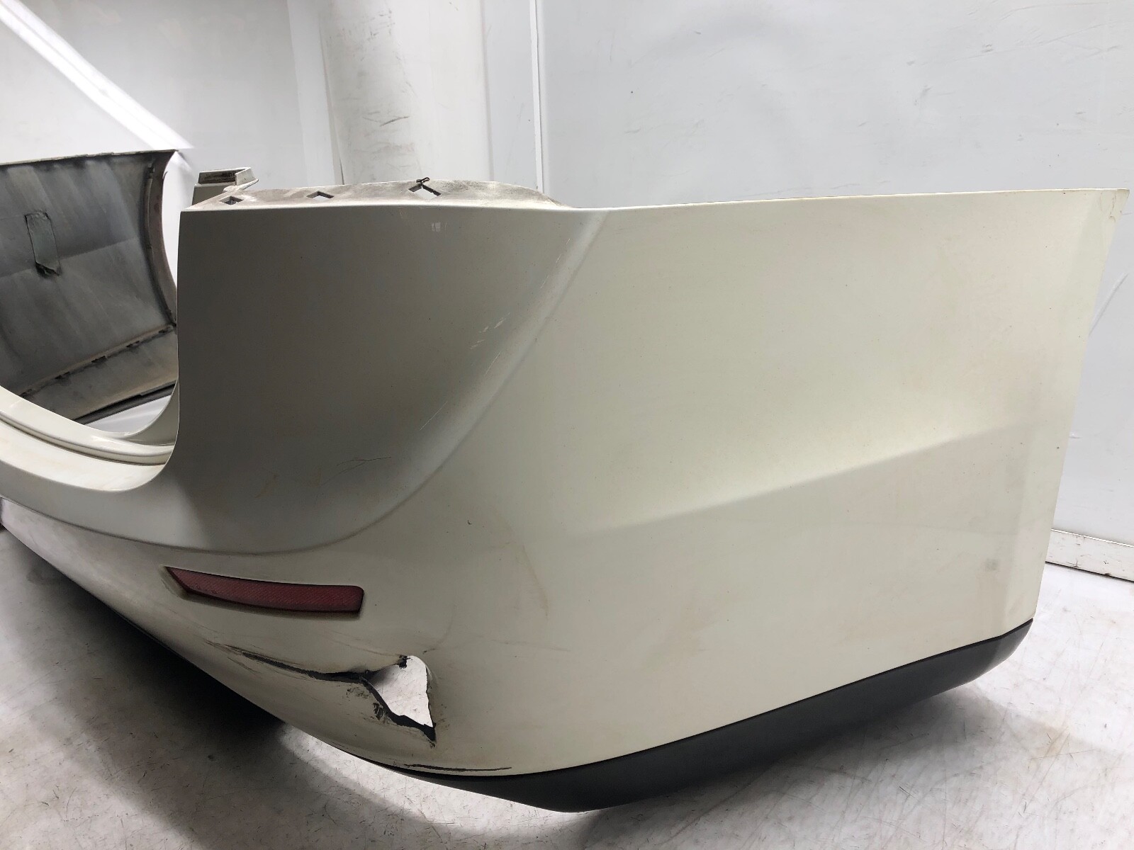 2014-2017 MASERATI GHIBLI REAR BUMPER COVER OEM BIANCO WHITE #DAMAGED.