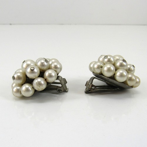 Pendientes de clip vintage con racimo de perlas sintéticas blancas tono plata hechos en Japón - Imagen 3 de 8