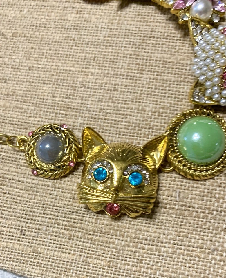 COLLAR GARGANTILLA BETSEY JOHNSON ORO AUDAZ Y MULTICOLOR LUCITE PERLA CRISTAL 3 GATOS Foto 3 de 4