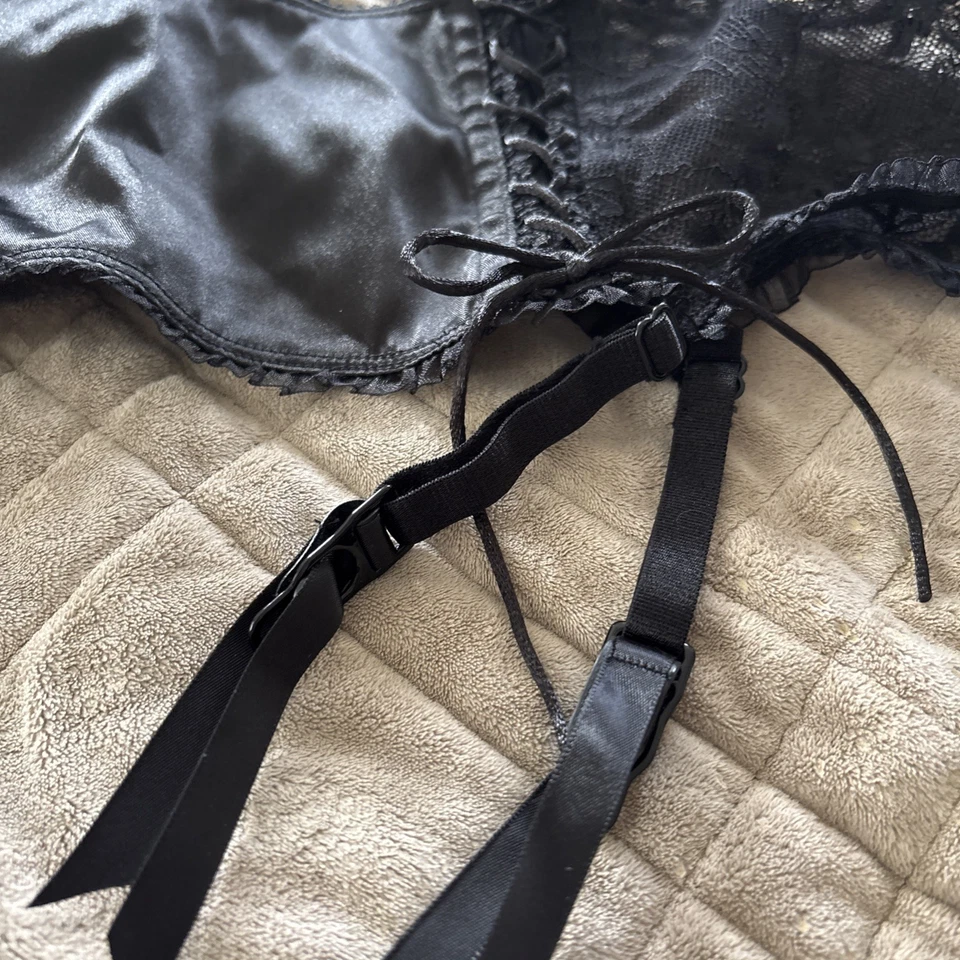 Liga de encaje negra Frederick’s Of Hollywood, talla M con medias negras hasta el muslo Foto 4 de 4