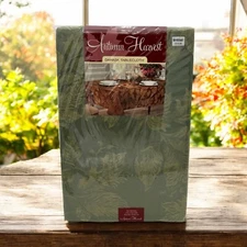 Brownstone Gallery Green Damask Poinsetta Rnd 70” Tablecloth Linens n Things VTG