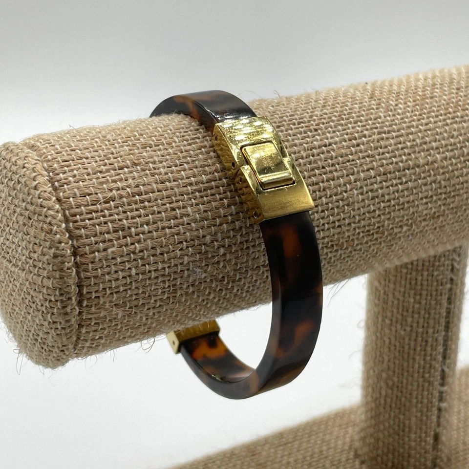 Brazalete Michael Kors Simulado Tortuga Tono Dorado Push Lock 6" Foto 2 de 4