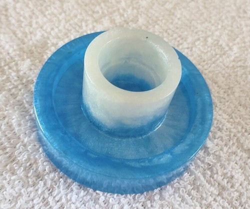 Portavelas cónico blanco y azul hecho a mano con resina - Imagen 2 de 8