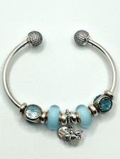 Bracciale Pandora in argento 925 aperto con charms e ciondolo lucciola