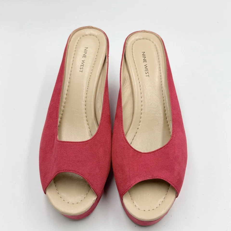Zapatos de tacón Nine West Dayside Peep Toe de cuña para mujer talla 10M gamuza roja Foto 4 de 4